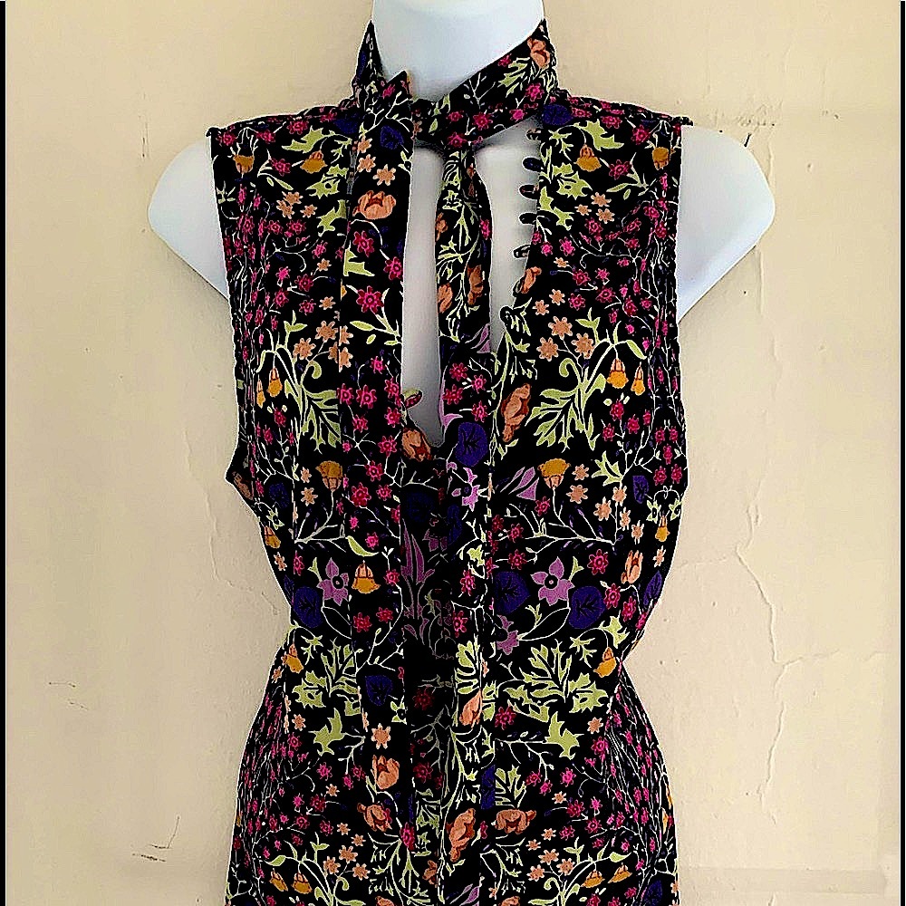 Sleeveless blouse sooo pretty!